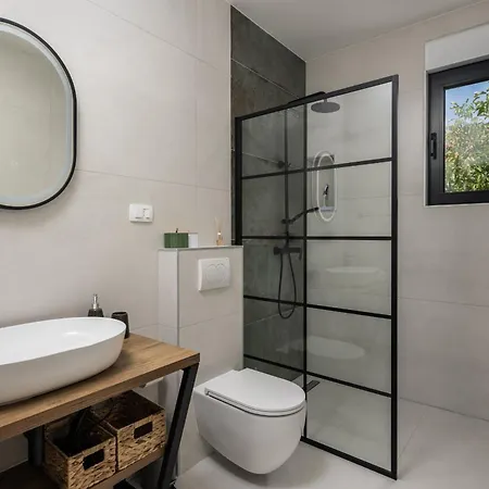 Beautiful Leina With Heated Pool Villa Pridraga