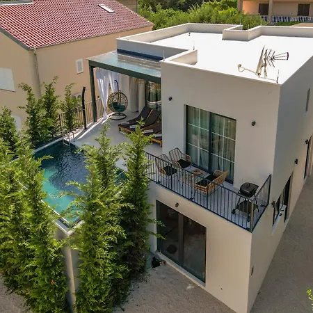Beautiful Leina With Heated Pool Pridraga