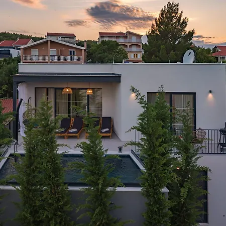 Villa Beautiful Leina With Heated Pool